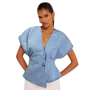 Blusa Casual de Manga Corta con Cuello en V y Botones para Mujer, Estilo Envolvente, en Mezclilla Azul Claro Lavada, para Uso Diario en la Oficina, Corte Regular - Product Image 1