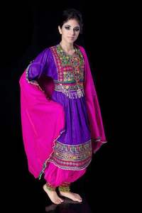 Nouveautés Kuchi Robes Belles Robes de Soie Afghani pour les Occasions Spéciales Vente en Gros - Product Image 5