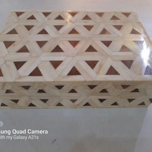 Caja rectangular decorativa con incrustaciones de hueso de estilo moderno 1 - Product Image 1