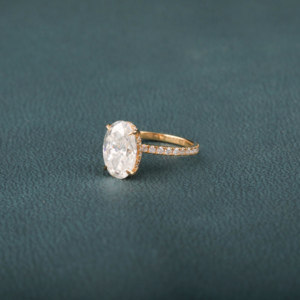 Anillo de compromiso de diamante cultivado en laboratorio de corte ovalado de 3,0 quilates con piedras de acento glamorosas en 14KT chapado en oro amarillo IGI Classic - Product Image 2