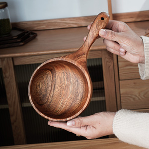 Cuenco Grande de Madera Hecho a Mano con Asa Larga - Cuenco de Madera Natural de 26 cm para Servir Ensaladas y como Cucharón para Agua - Product Image 3