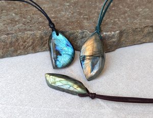 Collier à breloques en cristal de labradorite fait à la main Cordon en cuir vert Bijoux de pierres précieuses pour la protection et le style - Product Image 1