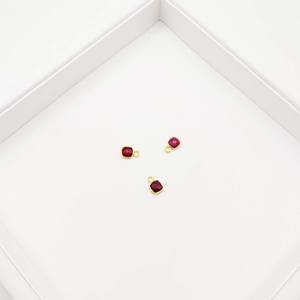 Charme coussin rubis plaqué or 18 carats minuscule pendentif en pierres précieuses à facettes pour breloques de boucles d'oreilles faites à la main et fabrication de bijoux - Product Image 5