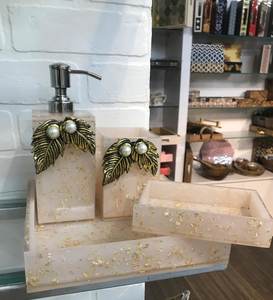 Ensemble de quatre pièces de salle de bain en résine dorée de haute qualité pour organiser les accessoires de salle de bain comme le savon à la brosse pour le visage e.t.c - Product Image 3