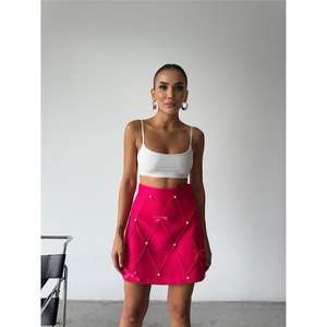 Falda corta de satén fucsia con detalle de cinta de perlas suaves - Product Image 4