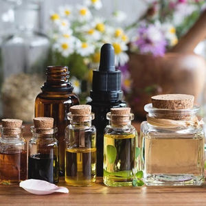 Fabricantes de fábrica al por mayor de aceite esencial de artemisa puro y natural más vendido a precios de fábrica al por mayor de India - Product Image 1