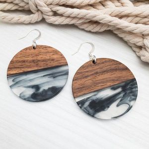 Boucles d'oreilles en forme de coeur en résine noire et blanche avec feuille d'or personnalisée Boucles d'oreilles pendantes en résine géométrique ronde carrée en bois - Product Image 1