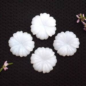 Pierre d'opale blanche naturelle en forme de fleur pierre précieuse sculptée en vrac pour la fabrication de pendentifs de bijoux perles de sculptures en cristal faites à la main de 15mm en vrac - Product Image 1