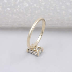 Anillo de Compromiso Solitario con Diamante Corte Esmeralda en Oro Amarillo, Certificado IGI - Product Image 5