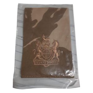 Ceci est une paire de bretelles britanniques en cuir marron avec un blason royal en relief. - Product Image 1