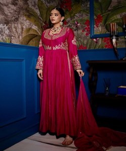 Kurti Chinon แบบดั้งเดิมแต่ทันสมัยที่มีรายละเอียดลำดับปักลวดลายเทศกาลที่สมบูรณ์แบบของผู้หญิง - Product Image 1