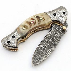 Cuchillo Plegable Hecho a Mano Personalizado de Damasco, Mango de Cuerno R/M, Grabado a Mano, Estilo E/A/B/O/R, con Funda de Cuero - Product Image 3