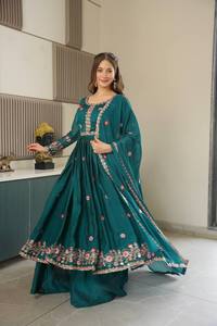 Impresionante Nueva Colección de Diseñador, Atuendo de Fiesta, Vestido de Seda Noha Crush con Dupatta y Sharara, Bordado Intenso con Lentejuelas - Product Image 4