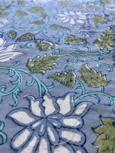 ผ้าฝ้ายพิมพ์ลายดอกไม้สีน้ำเงินและสีเขียวพร้อมลวดลายพฤกษศาสตร์แบบดั้งเดิม - Product Image 3