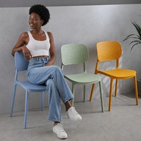 Chaise de salle à manger ergonomique en plastique à dossier creux, chaise empilable moderne de luxe pour restaurant et événements
