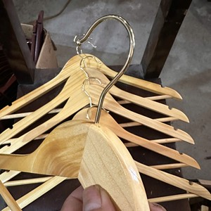 Perchas de Madera de Pino de Lujo con Gancho Dorado, Perchas de Madera Resistentes Hechas en Vietnam, Venta al por Mayor para Tiendas de Ropa - Product Image 6