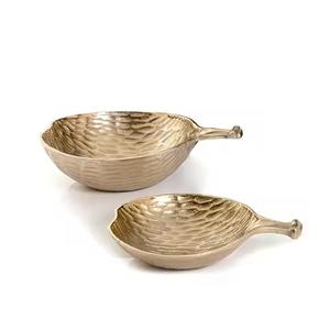Impresionante juego de cuencos decorativos de metal dorado diseñado con acabado artístico para mejorar el estilo y la estética del hogar moderno - Product Image 4