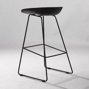 Taburete de Bar de Plástico ST3021 con Patas de Hierro con Recubrimiento en Polvo para Cocina Rústica, Bar en Casa y Muebles de Bar para Hoteles - Product Image 4