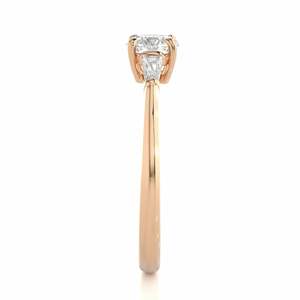 Anillo De Diamantes De Tres Piedras De Corte Redondo Y Baguette En Oro Rosa - Product Image 3