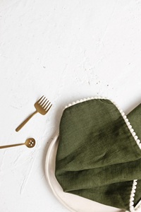 Ensemble de serviettes en lin vert foncé fait à la main bio personnalisable avec pompon Serviettes en tissu de style européen et accessoires - Product Image 4