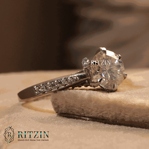 Solitario de diamante de corte redondo con acentos Anillo de compromiso para mujer - Product Image 2