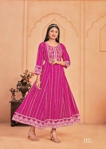 Diseñador de ropa tradicional india Rayon Anarkali Kurti con estampado de lámina y trabajo bordado disponible a precio de exportación - Product Image 6