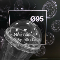 Couvre-gobelets en plastique transparent jetable écologique Quang Quan 95 mm avec logo personnalisé, couvercles en dôme de formes variées pour les gobelets à bubble tea