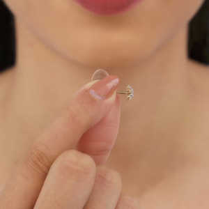 Elegantes Pendientes de Oro con Diamantes en Forma de Petunia - Product Image 2