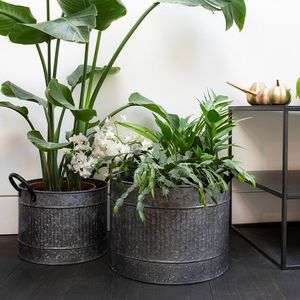 Elegante Cubo de maceta de acero galvanizado para decoración floral de centro de mesa en mesas de recepción de boda Rústicas - Product Image 6