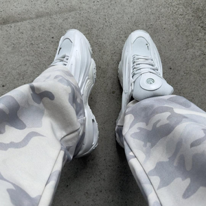 Ensemble de survêtement pour homme avec sweat à capuche zippé et pantalon de jogging, impression DTG intégrale, style streetwear personnalisé, motif tie-dye et camouflage - Product Image 6