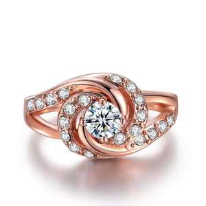 Anillo de diamante de moissanita de corte princesa de alta calidad, joyería elegante de vástago trenzado de oro rosa a la moda para mujer disponible para la venta - Product Image 1
