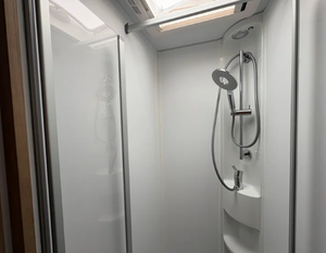 Fourgonnette d'occasion essence/gaz 2024, moteur V-6 turbo 2.7L, transmission automatique 10 vitesses, 290 ch, 8 places, sièges en cuir, toit ouvrant panoramique - Product Image 5