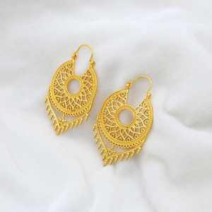 ต่างหูห้อยทรงกลมดีไซน์ดอกบัวชุบทอง 18K แฟชั่นทันสมัย ผลิตจากทองเหลือง รับรองโดยบุคคลที่สาม เหมาะสำหรับทั้งชายและหญิง - Product Image 3