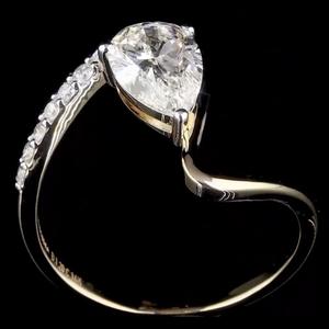 Bague de fiançailles de luxe pour femme en or avec diamant taille poire serti en canal, design élégant certifié pour mariage et usage quotidien - Product Image 3