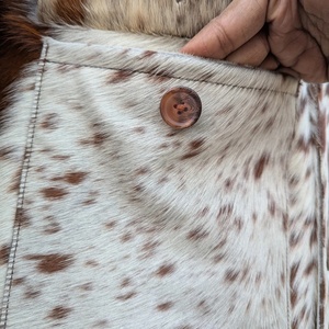 Veste en cuir de vachette sur mesure pour femmes |   Vestes en cuir de cowgirl personnalisées en peau de vache avec poils - Cadeau idéal - Product Image 2