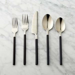 Vente chaude Nouvelle Conception De Vaisselle Légère Mince Argent Poli En Acier Inoxydable Couverts Cuillère Fourchette Ensembles avec Poignée Noire pour La Maison - Product Image 1