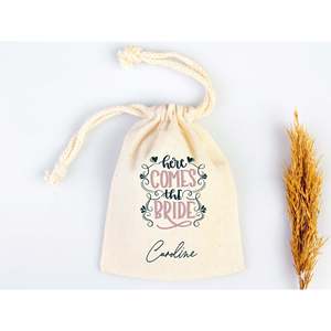 Sacs personnalisés « Voici la mariée » pour kit anti-gueule de bois, idéaux pour enterrement de vie de jeune fille et mariage, avec breloques de sac amusantes et chics pour une survie optimale - Product Image 1