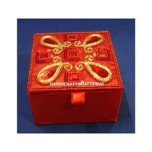 Boîtes à bijoux de broderie Zari faites à la main de meilleur concepteur indien avec la finition fine pour le but de cadeau de festival en quantité en vrac - Product Image 1