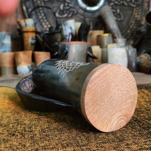 Taza tallada a mano de cuerno para beber ecológica hecha a medida tema Medieval grabado reventa listo por Faizacraft - Product Image 2