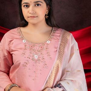 Elégant ensemble Roman Kurti en viscose avec broderie à la main Floral Dupatta et pantalon assorti pour tenue festive et décontractée - Product Image 4