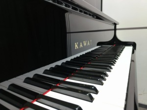 <span class=keywords><strong>Piano</strong></span> vertical Kawai US50 en stock, envío rápido. <span class=keywords><strong>Piano</strong></span> vertical resistente para uso a largo plazo, para escenario y estudio, de segunda mano. - Product Image 2