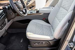 Escalade 2025 4WD Sport Platinum, moteur V8 de 6,2 litres, très bien équipé, peu modifié - Product Image 3