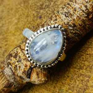 À la mode arc-en-ciel pierre de lune pierres précieuses bagues fines Cabochon forme de poire avec incrustation de diamants pour les mariages - Product Image 1