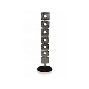 Objeto de mesa escultural con acabado plateado de estilo característico para interiores de casas modernas y escaparates hechos a mano de La India - Product Image 1