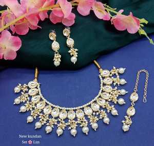 Superbe ensemble de collier de mariage lourd de bijoux indiens de mode Kundan fabriqués à la main avec boucles d'oreilles et ensemble Mangtika pour femmes - Product Image 3