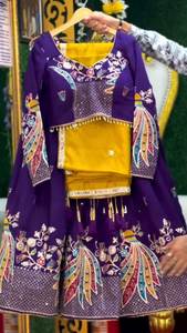 Juego de Lehenga Choli de imitación elegante de color púrpura con Bordado de hilo y lentejuelas y una Dupatta amarilla para fiestas de bodas - Product Image 6