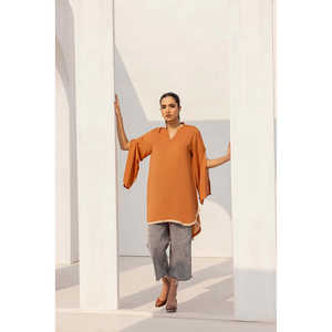 เสื้อท่อนบนผ้าจอร์เจียต์สีน้ำตาลสำหรับผู้หญิง ทรงยาวบาง ตกแต่งด้วยงานปักประดับ - Product Image 1