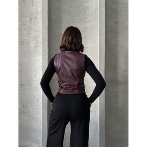 Chaleco de Cuero con Botones para Mujer, Producto al por Mayor, Diseño Elegante - Product Image 1