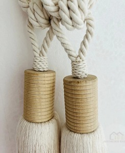 Une paire de cravates en macramé en coton et lin Boho pour rideaux casquette en bois porte-rideau décoratif - Product Image 1