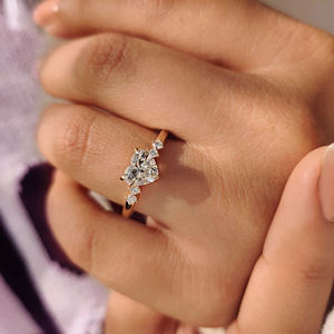 Bague en diamant de laboratoire en forme de cœur de 1,50 à 5,00 carats avec pierres latérales rondes pour femmes, bijoux en or 10K/14K/18K/PT950/S925 - Product Image 3